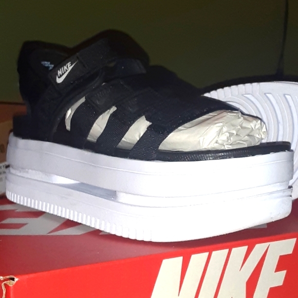 NWT Nike Icon Classic Platform Sandals Women's Size W7 Black/White DHO224-001 - Picture 2 of 9